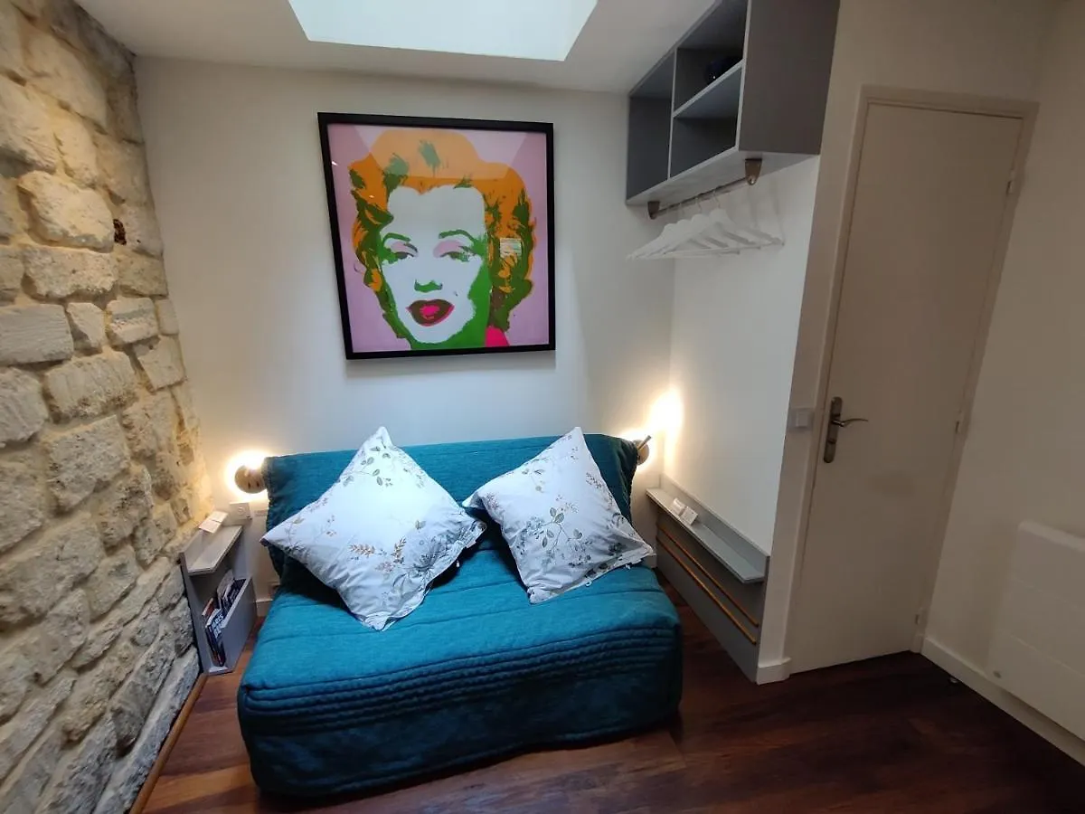 Romantic Tiny House Inside Montmartre contacts