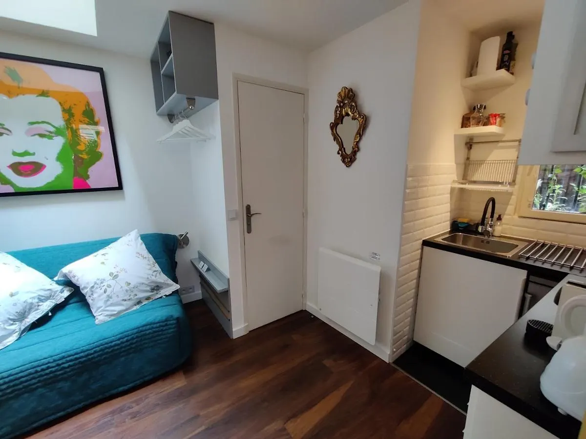 Romantic Tiny House Inside Montmartre Paris